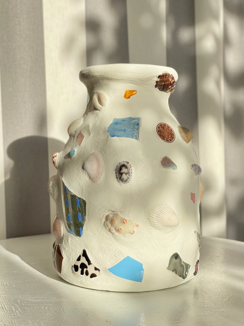 Детали фактуры апсайклинг-вазы: ракушки, осколки стекла и керамика